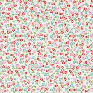 Laguna Sunrise Hafen Florale in Off White von Sherri & Chelsi für Moda. Kontinuierliche Schnitte von Quilter&#39;s Cotton Fabric