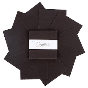 Confettikatoen effen in zoethout van RBD Designers voor Riley Blake Designs. Quilter's Cotton Charm Pack van 42,5 inch vierkantjes
