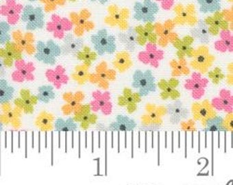 Bloom Small Floral in Cloud aus der Shine Kollektion von Sweetwater für Moda fortlaufende Schnitte von Quilter's Cotton Fabric