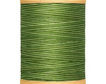 May include: A spool of Gütermann thread in a vibrant green color with white accents. The spool has a beige label with the brand name and the text "800 m - 876 yds/vgs". This thread is suitable for various sewing projects.