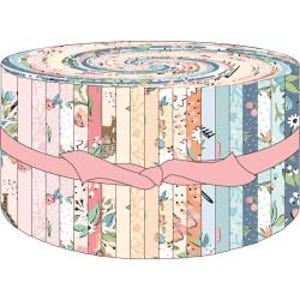 Può includere: Un rotolo di 40 quadrati di tessuto, ognuno con una stampa floreale diversa in tonalità di blu, rosa e crema. I quadrati di tessuto sono arrotolati e legati con un nastro rosa.