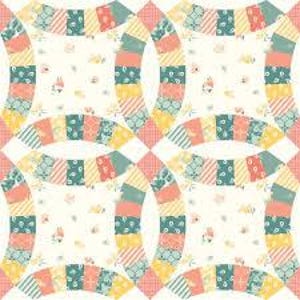 Könnte beinhalten: Ein Quiltmuster mit einem sich wiederholenden Design aus gekrümmten, bunten Stoffstreifen, die einen Kreis bilden. Der Hintergrund ist weiß mit einem kleinen Blumenmuster.
