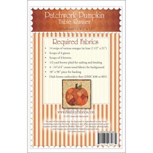 Może przedstawiać: Wydrukowany wz&oacute;r na bieżnik Patchwork Pumpkin, o wymiarach 31.75 cm x 134.62 cm. Projekt zawiera obraz dyni i listę wymaganych tkanin, w tym pomarańczowe, zielone i brązowe skrawki.
