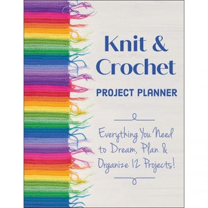 Könnte beinhalten: Ein Buchcover mit einem regenbogenfarbenen Häkelrand. Der Titel lautet "Knit & Crochet Project Planner" und der Untertitel lautet "Everything You Need to Dream, Plan & Organize 12 Projects!"