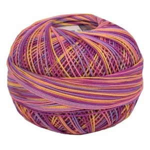 Op de afbeelding: Een bol multicolor borduurgaren in tinten roze, geel en oranje.