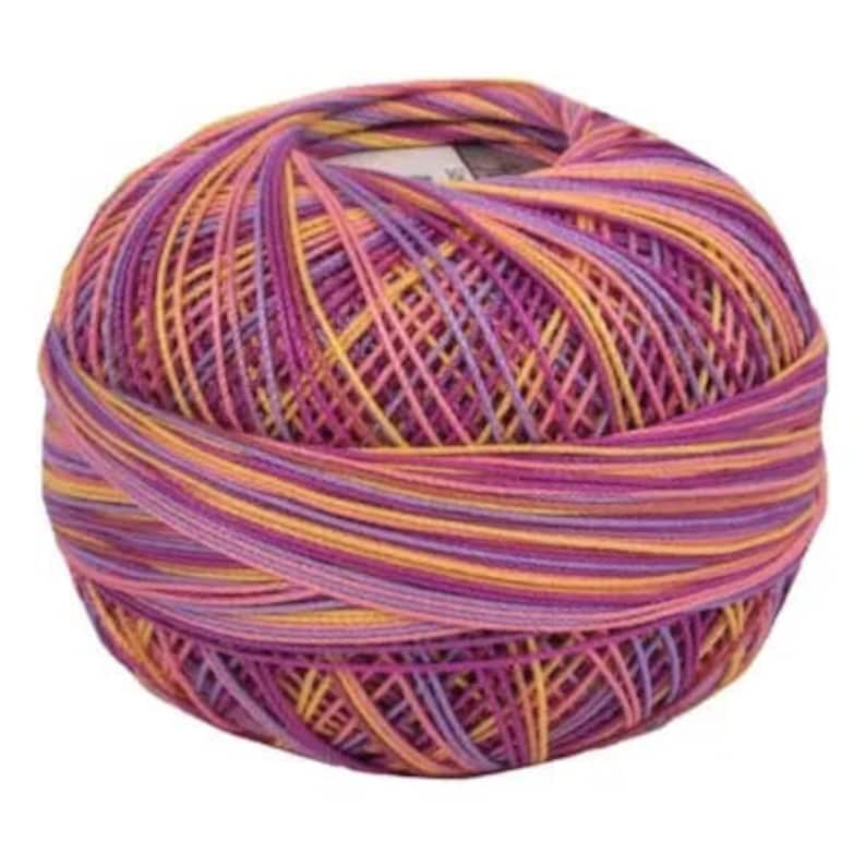 Op de afbeelding: Een bol multicolor borduurgaren in tinten roze, geel en oranje.