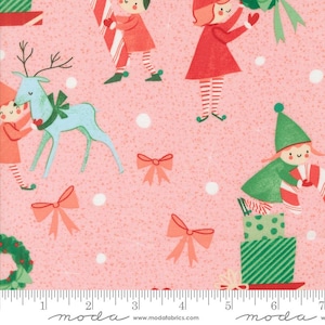 Puede incluir: Tela rosa con un patrón navideño repetido. El diseño incluye elfos, un reno azul, lazos y regalos envueltos. Los elfos visten trajes rojos y verdes. Lunares blancos salpican la tela.