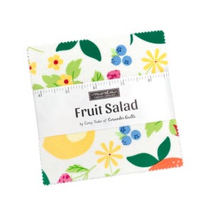 Peut inclure: Un ensemble de carrés de tissu avec un motif de salade de fruits sur fond blanc. Le motif comprend des fleurs jaunes, des myrtilles et des tranches de pêche. L'étiquette indique "Fruit Salad" par Corey Yoder de Coriander Quilts.