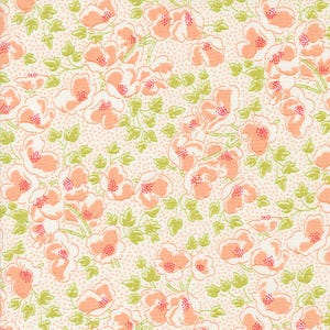 Può includere: Uno sfondo bianco con un motivo ripetitivo di fiori rosa e foglie verdi. I fiori hanno un contorno bianco e un centro rosa.