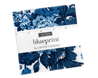 Peut inclure: Un ensemble de carrés de tissu avec un motif floral dans les tons de bleu et de blanc. Le tissu est étiqueté "blueprint" par Camille Roskelley. Une règle est imprimée sur l'étiquette blanche.