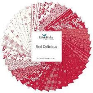 Red Delicious van RBD Designers voor Riley Blake Designs. Quilter's Cotton Charm Pack van 42,5 inch vierkantjes