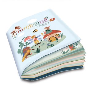 Può includere: Un libro per bambini intitolato "Thimbelina & the Sewing Fairies" con una copertina azzurra. La copertina presenta illustrazioni di fate, un'ape, un uccello e una casa a forma di fungo. Le pagine sono visibili, con i numeri 2, 8, 10, 12, 16 e 19.