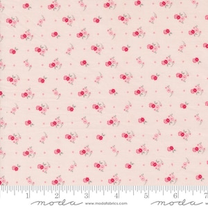 Könnte beinhalten: Ein rosa Stoff mit einem kleinen weißen und rosa Blumenmuster. Der Stoff hat eine subtile Textur und ist perfekt für Quilten, Basteln und Kleidung.