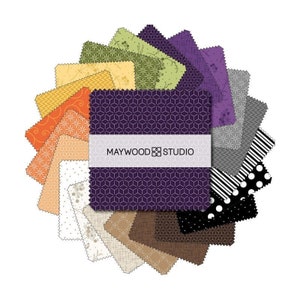 Può includere: Una collezione di 24 quadrati di tessuto in vari motivi e colori, tra cui arancione, giallo, verde, viola, grigio, nero e bianco. I quadrati di tessuto sono disposti in un cerchio con il testo "MAYWOOD STUDIO" al centro.
