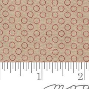 Puede incluir: Tela beige con un patrón repetitivo de pequeños círculos rojos. Una regla muestra medidas en pulgadas. Los círculos espaciados crean una apariencia texturizada. Ideal para proyectos de acolchado y artesanía.