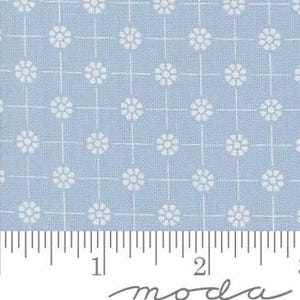 Könnte beinhalten: Ein hellblauer Stoff mit einem weißen Blumenmuster und einem dezenten Gitterdesign.