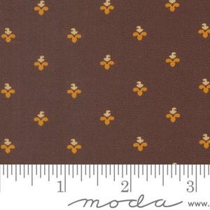 Tecido Sweet Buds Blender na cor Dark Chocolate, da coleção Pamelia's Path 1850-1880 de Betsy Chutchian para a Moda Fabrics. Cortes contínuos de algodão para patchwork.