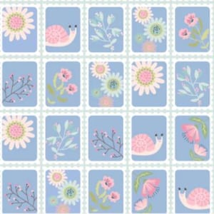 Könnte beinhalten: Ein sich wiederholendes Muster aus hellblauen Rechtecken mit Blumen- und Schneckenillustrationen. Die Blumen sind rosa, weiß und gelb. Die Schnecken sind rosa. Der Hintergrund ist hellblau mit einem weißen, gezackten Rand.