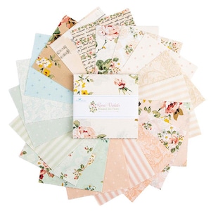 Pode incluir: Uma coleção de quadrados de tecido em várias cores pastel, incluindo azul claro, pêssego e creme. Os quadrados apresentam desenhos florais e estampados, com o texto "Rose Violet's Bouquet des Fleurs" na etiqueta.