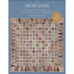 Può includere: Copertina del libro "DEAR JANE" con un motivo trapuntato dettagliato. Il testo recita "The Two Hundred Twenty-Five Patterns from the 1863 Jane A. Stickle Quilt" e "25th Anniversary Edition". Il design della trapunta è un patchwork di varie forme e colori.