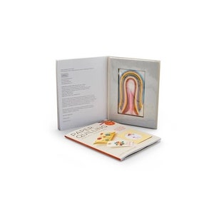 Könnte beinhalten: Ein Buch mit dem Titel "Paper Quilling: The Art of Paper Filigree" mit einem farbenfrohen Papier-Quilling-Design auf dem Cover. Das Buch ist auf einer Seite mit Anleitungen und einem Beispiel für Quilling geöffnet.