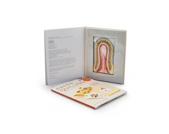 Może przedstawiać: Książka zatytułowana "Paper Quilling: The Art of Paper Filigree" z kolorowym wzorem quillingu na okładce. Książka jest otwarta na stronie z instrukcjami i przykładem quillingu.