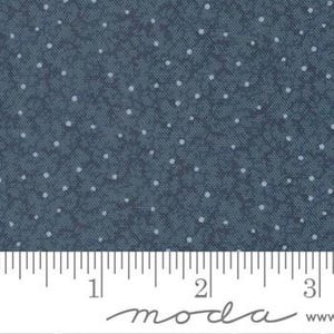 Tecido Brambles Blender em índigo da coleção Pamelia's Path 1850-1880 de Betsy Chutchian para a Moda Fabrics. Cortes contínuos de tecido de algodão para patchwork.