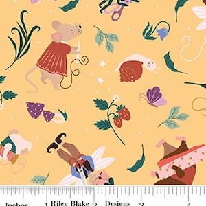Può includere: Un tessuto stravagante con uno sfondo giallo chiaro con illustrazioni di un topo, fate, fragole, farfalle e foglie. Il design include un righello con misure in pollici e il testo "Riley Blake Designs".