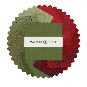 Könnte beinhalten: Eine Sammlung von 42 Stoffquadraten in Grün- und Rottönen. Die Quadrate sind kreisförmig angeordnet und zeigen verschiedene Muster, darunter Punkte, Streifen und geometrische Designs. Das Label "MAYWOOD STUDIO" ist in der Mitte des Bildes sichtbar.