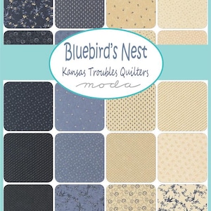 以下が含まれることがあります： Kansas Troubles Quiltersの「Bluebird's Nest」という生地コレクション。青、ベージュ、クリーム色の正方形の生地見本が並んでいます。花柄、水玉模様、幾何学模様など、キルトや手芸に最適なデザインです。
