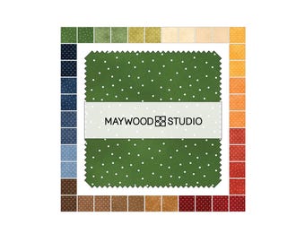 Puede incluir: Una muestra de tela con fondo verde y lunares blancos. La tela está rodeada por un borde de muestras de tela más pequeñas en varios colores, incluyendo azul, marrón, rojo, naranja y amarillo. El texto "MAYWOOD STUDIO" está impreso en una etiqueta blanca en el centro de la muestra.