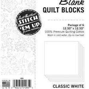 Op de afbeelding: Een pakket van zes klassieke witte quiltblokken, elk 31,75 cm x 31,75 cm. Het pakket bevat de tekst "Blank QUILT BLOCKS" en "STITCH 'EM UP BLANK GOODS". Gemaakt van 100% premium quiltkatoen.