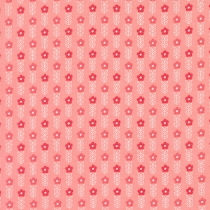 Strawberry Lemonade Blooms Small Floral Stripe in Carnation par Sherri & Chelsi pour Moda. Coupes continues du tissu de coton de Quilter