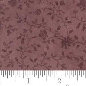Vintage Linens Lavender Fields Papillion Bramble Small Floral Leaf Vine en color ciruela, de 3 Sisters para Moda. Cortes continuos de algodón acolchado.