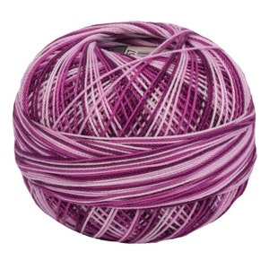 Puede incluir: Una madeja de hilo de bordar a rayas de color morado y blanco.