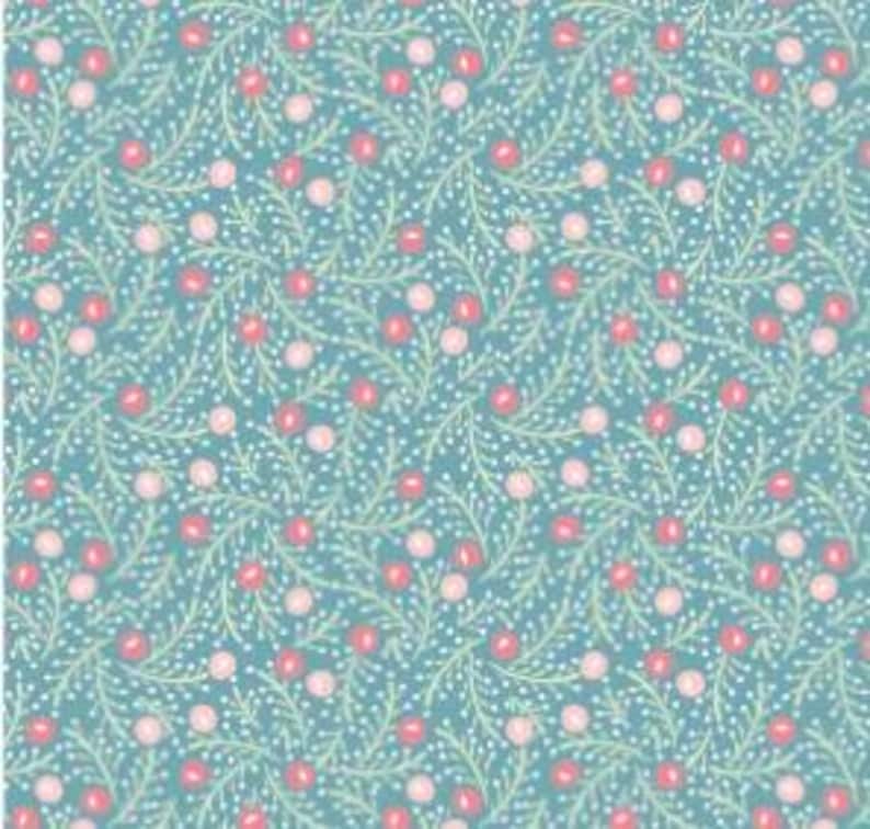 K&ouml;nnte beinhalten: Ein sich wiederholendes Muster aus teal-farbenen Bl&auml;ttern und Zweigen mit roten und rosa Beeren. Das Design enth&auml;lt kleine wei&szlig;e Punkte, die einen detaillierten floralen Druck erzeugen. Geeignet f&uuml;r Stoff oder Tapeten.