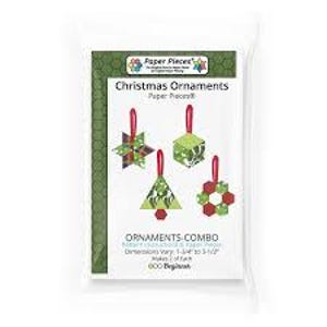 Könnte beinhalten: Eine Packung Papierelemente für Weihnachtsschmuck. Die Packung zeigt vier verschiedene Schmuckdesigns: einen Stern, einen Würfel, ein Dreieck und einen Kranz. Die Ornamente sind grün, rot und weiß. Die Abmessungen variieren von 4,4 bis 8,9 cm.