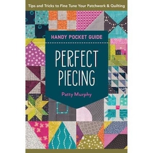 Può includere: Una copertina di libro con sfondo blu e il titolo "Perfect Piecing" in testo bianco. Il sottotitolo è "Handy Pocket Guide" e l'autore è "Patty Murphy". La copertina presenta un design a patchwork di quadrati colorati.
