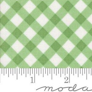 Puede incluir: Tela vichy verde y blanca con un patrón de rombos. La tela se mide en pulgadas.