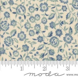 Renoncule Florals in Pearl French Blue de Sacre Bleu par French General pour Moda. Coupes continues de tissu de coton Quilter&#39;s