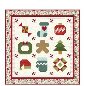 Op de afbeelding: Een vierkante quilt met een crèmekleurige achtergrond en een rode bloemenrand. De quilt heeft blokken met een vakantiethema, waaronder een kous, ornament, krans, peperkoekmannetje, boom, hoed en want. De quilt meet 117 x 117 cm.