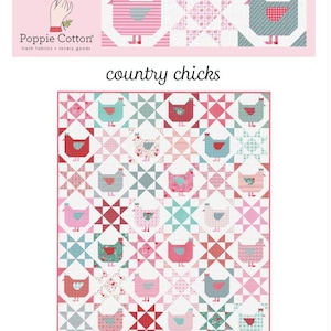 Può includere: Un modello di trapunta intitolato country chicks di Poppie Cotton che presenta una griglia di blocchi alternati con figure di polli stilizzate e motivi a stella in tonalità rosa, rosso e verde acqua con una striscia di bordo superiore.