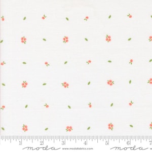 Può includere: Tessuto bianco con un motivo ripetuto di piccoli grappoli floreali color corallo e foglie verdi. Il tessuto ha una trama sottile, adatta per il patchwork o altri progetti creativi. Un righello è visibile in basso.