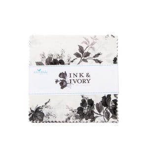 Puede incluir: Un conjunto de cuadrados de tela con un estampado floral en negro y gris sobre un fondo marfil. La tela está etiquetada como "INK & IVORY" por Riley Blake Designs.
