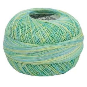 Op de afbeelding: Een bol groene, blauwe en gele garen.