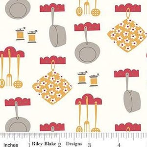 Puede incluir: Un fondo blanco con un patrón repetitivo de artículos de cocina. El patrón incluye ganchos rojos, ollas, sartenes, utensilios y agarraderas con un diseño floral amarillo y blanco. El texto "Riley Blake Designs" está impreso en la parte inferior de la imagen.