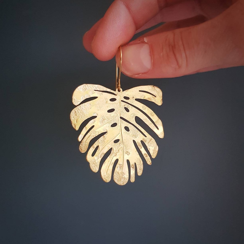 Geschlagene Messing, Gold Tempest 'Tropic' Große Monstera Blatt gehämmert Statement Ohrringe, hergestellt in Cornwall, plastikfrei. Braut, bereit zum Geschenk. Bild 4