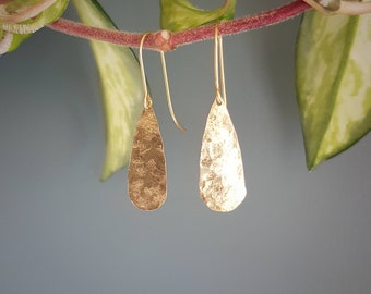 Laiton martelé, élégante larme « Ros » Gold Tempest, boucles d'oreilles martelées, faites main en Cornouailles, sans plastique. Mariage, prêt à offrir.