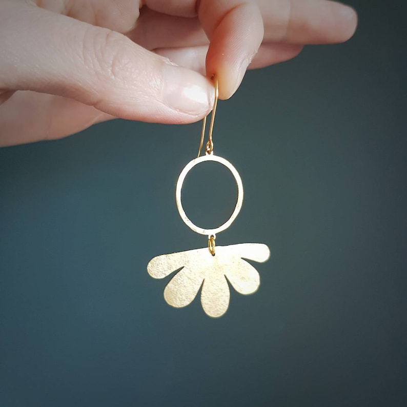 Beaten Brass, Gold Tempest 'Geum' Circle & Flower Hammered Statement Earrings, Handmade in Cornwall, Plastic Free. Bridal, Ready to Gift. zdjęcie 5