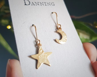 Złoty księżyc i gwiazda „Mini Stella Luna” z kutego mosiądzu, minimalistyczne, niepasujące do siebie kolczyki, wyprodukowane w Kornwalii, bez plastiku. Ślubne, gotowe na prezent.